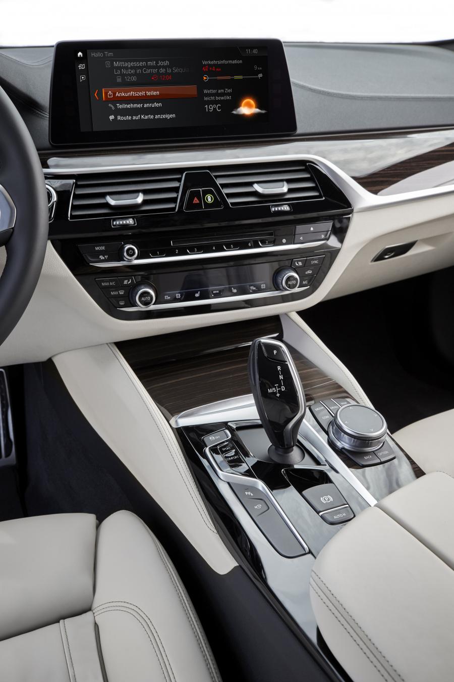 Детали интерьера BMW 540i Sedan M Sport 2017 года  (WW) (фото 72 из 98)